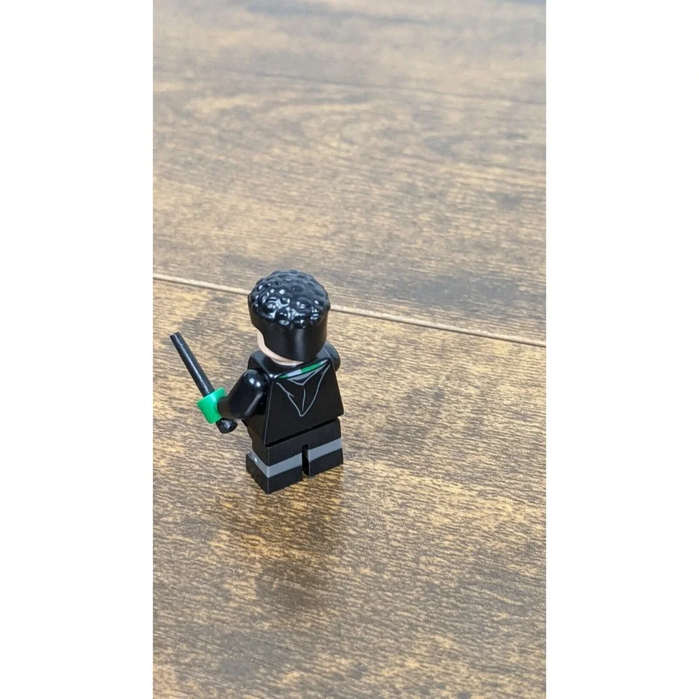 LEGO Minifigure Black Green Scarf Wand Collectible Toy Figure - Picture 5 of 5